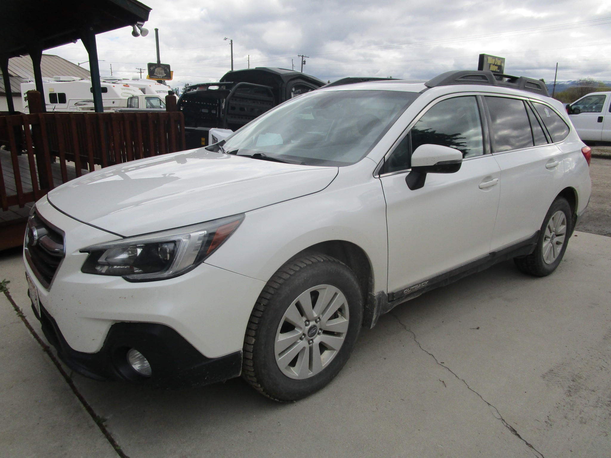 White 2018 Subaru Outback 2.5i Premium AWD Wagon All-Wheel Drive Automatic