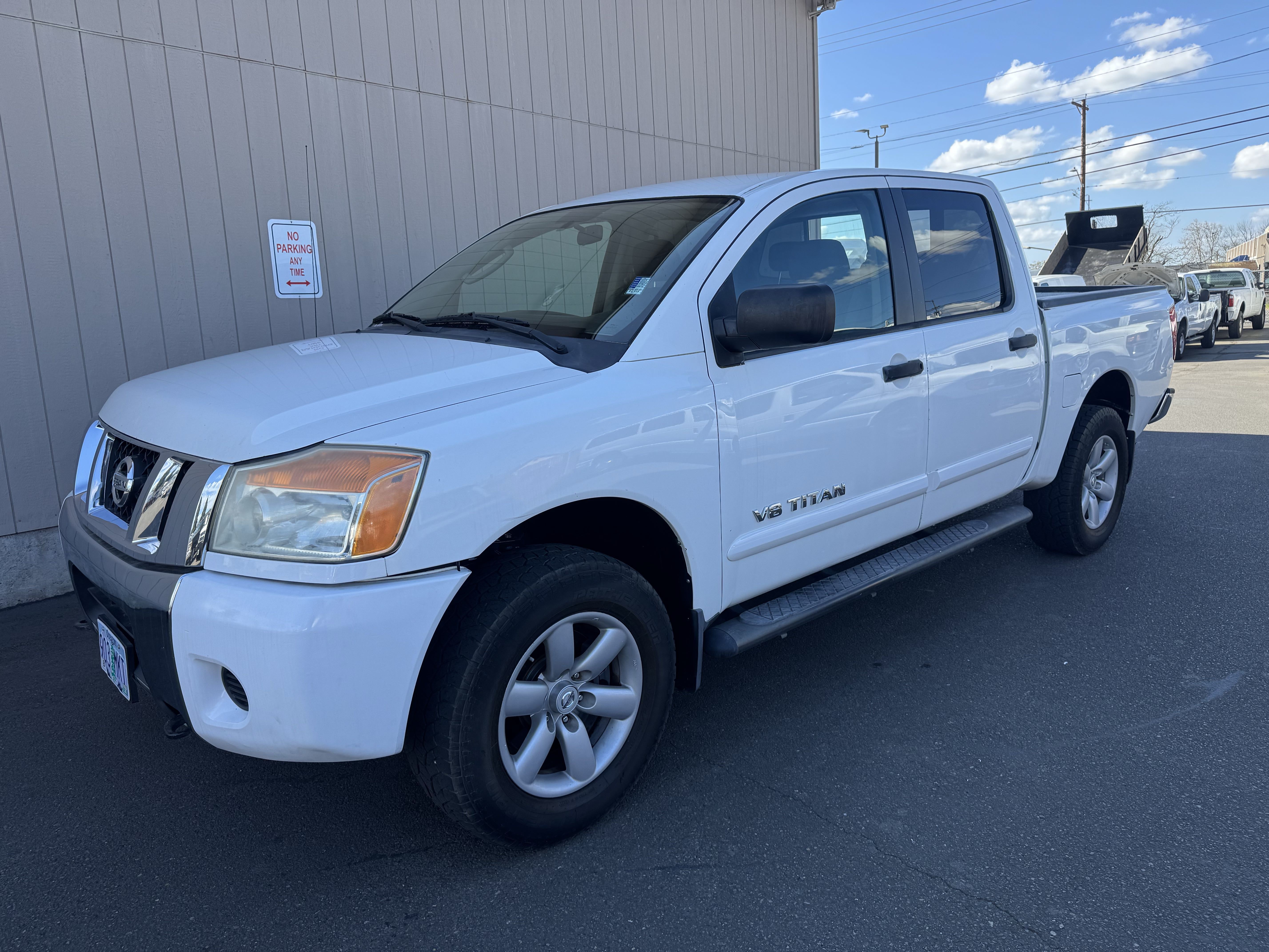 White 2009 Nissan Titan XE Crew Cab 4WD Pickup Truck Four-Wheel Drive Automatic