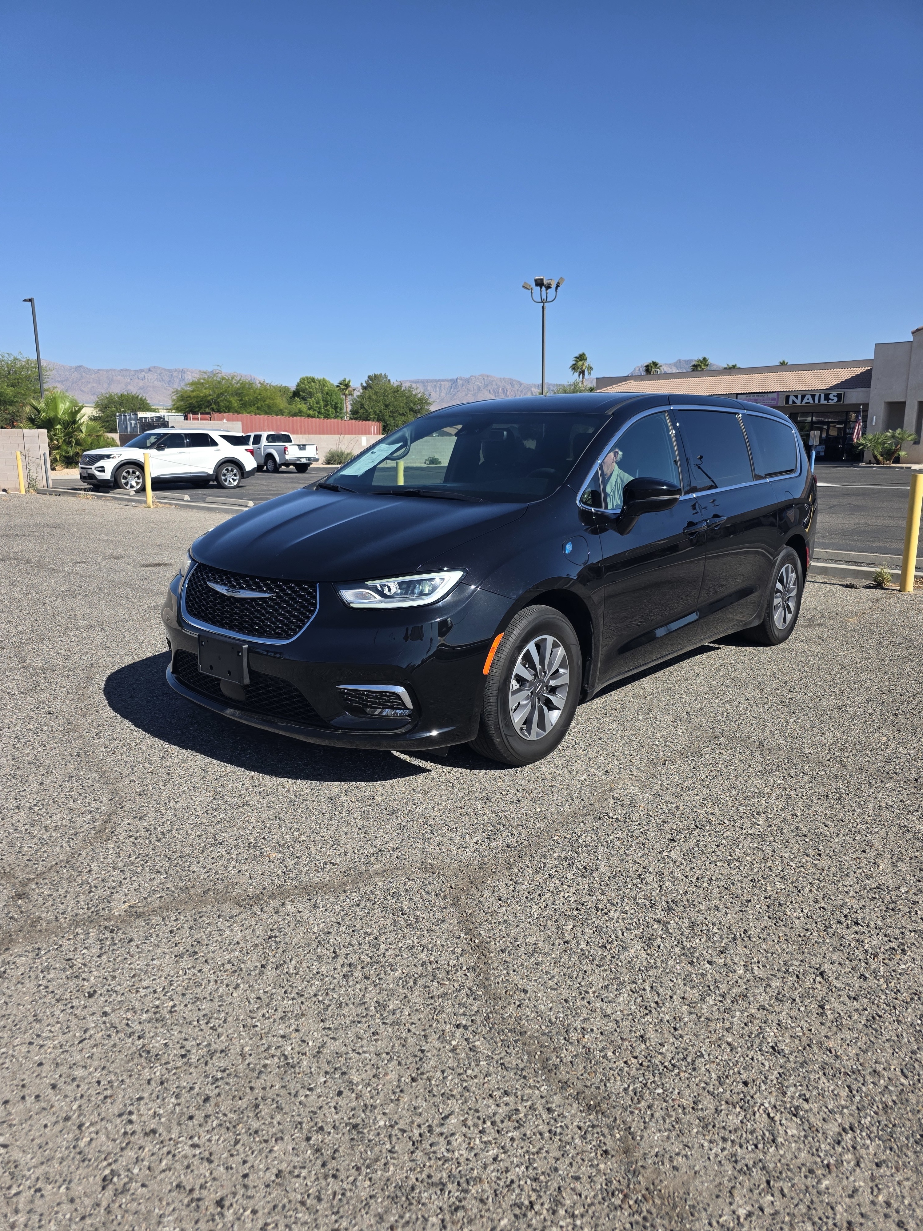 2025 Chrysler Pacifica Hybrid's photo