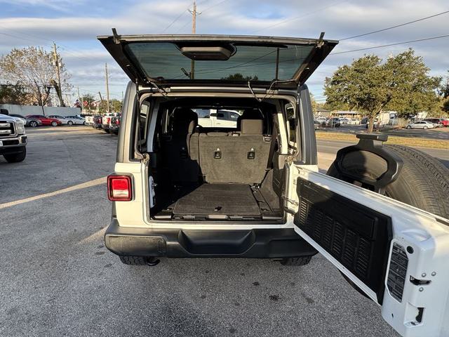 2020 Jeep Wrangler Unlimited Altitude photo 13